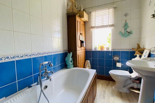 End terrace house for sale in Short Lane, Staines