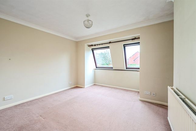 13, Burgess Close, Hook photo 4