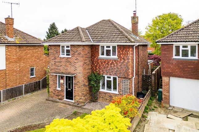 Detached house to rent in Grange End, Smallfield, Horley