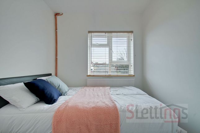 Flat to rent in Cricklewood Broadway, London