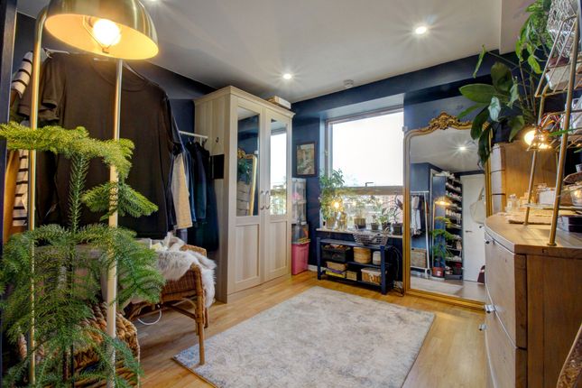 Flat for sale in Whitehall Waterfront, Leeds