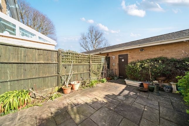 10, Aspen Square, Weybridge photo 2