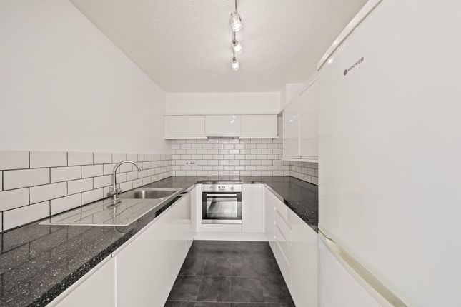 Flat 1, 27 Cotswold Way, Worcester Park photo 3