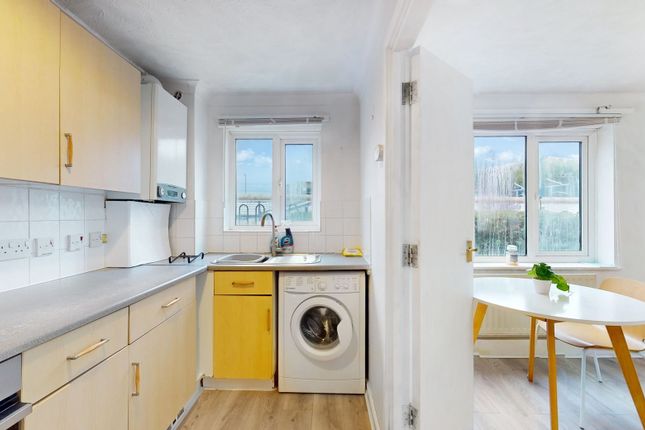 Flat 2, Lily Nichols House, 6, Connaught Road, Silvertown photo 5