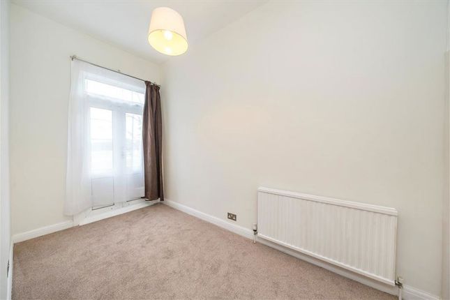 First Floor Flat, 22, Rocks Lane, London photo 5