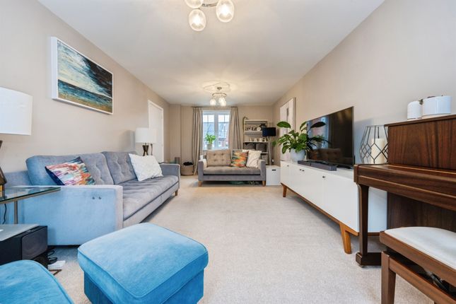 23, Hare Meadow, Bedford photo 3