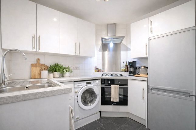 6, Lyster Mews, Surrey photo 3