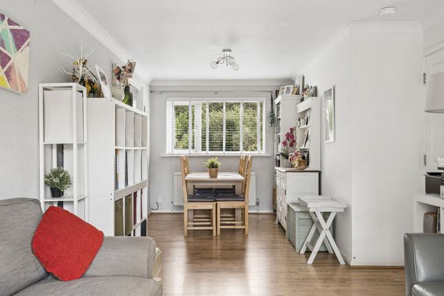 2, James Close, Marlow photo 4