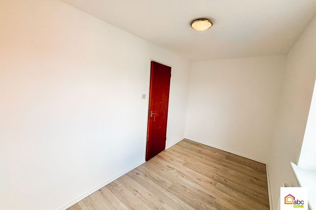 47 Blossom Close, Dagenham photo 5