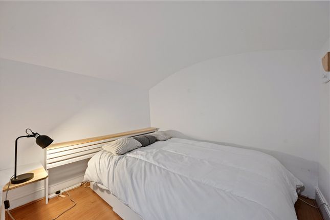 Flat 1, 38, Clanricarde Gardens, London photo 4