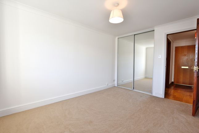 14, Gladesmere Court, Watford photo 4