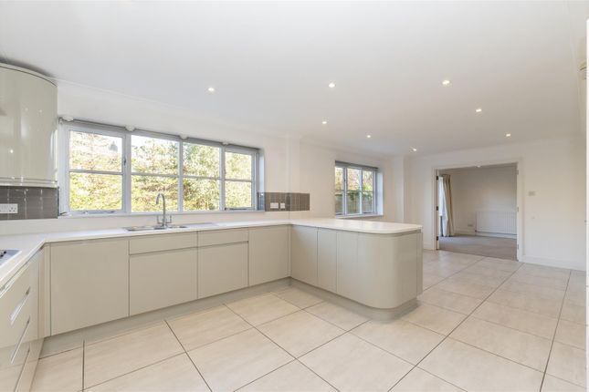 3, Molember Court, East Molesey photo 3