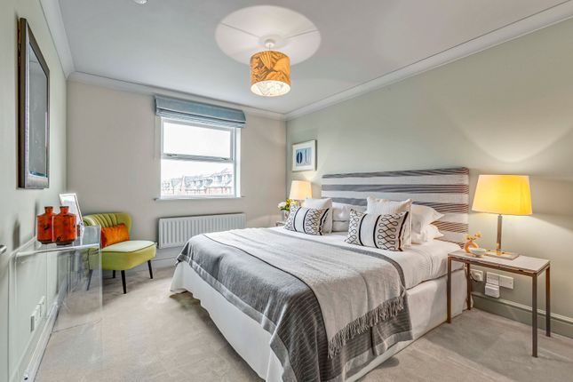 Semi-detached house for sale in Clapham Common West Side, London