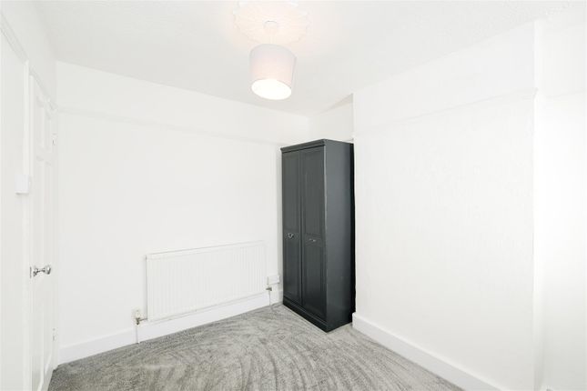 Flat to rent in Springfield Road, London