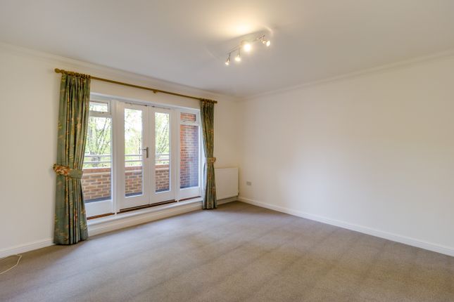 Flat to rent in High Street, Rickmansworth, Herts