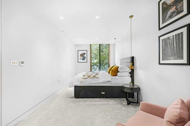 Flat for sale in Swains Lane, London