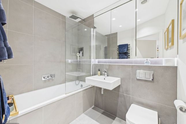 Flat 7, 7A, Heather Close, London photo 4
