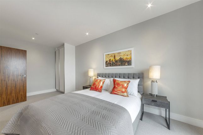Flat to rent in Avalon Point, 1 Silvocea Way, Orchard Wharf, London