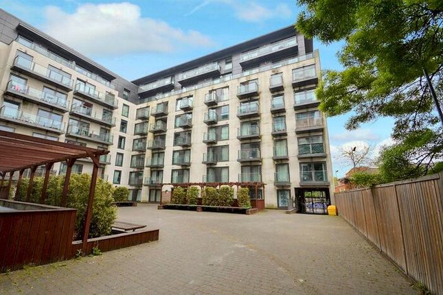 Flat to rent in High Street, Slough