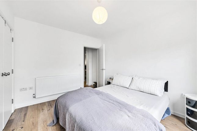 Flat to rent in Elm Grove, London