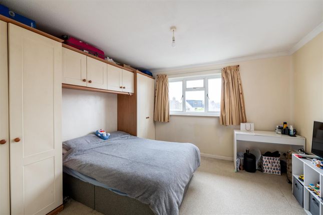 5 Elizabeth Court, Victoria Road, Horley photo 3