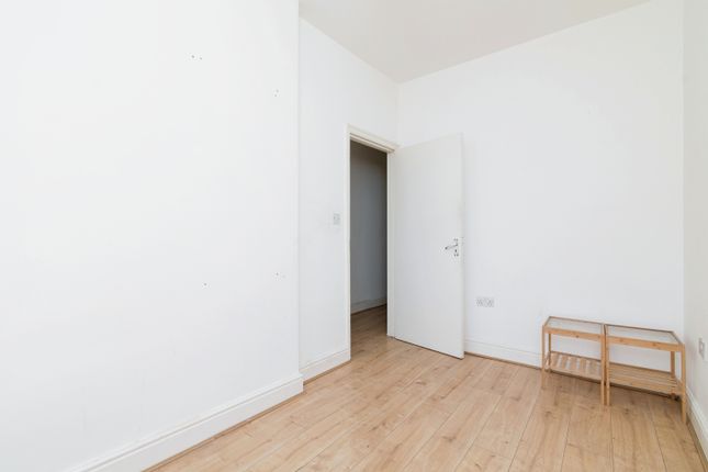 Flat for sale in Cemetery Road, London