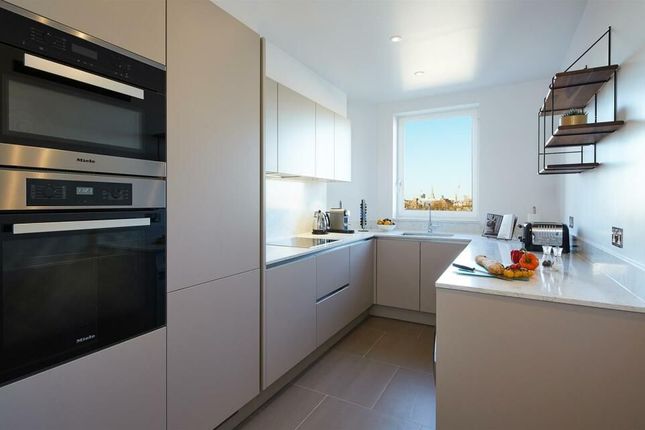 Flat to rent in Gloucester Park Apartments, Ashburn Place, London