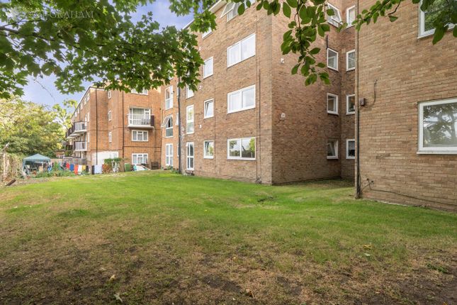 Flat 2, 99, Stanley Road, Carshalton photo 4