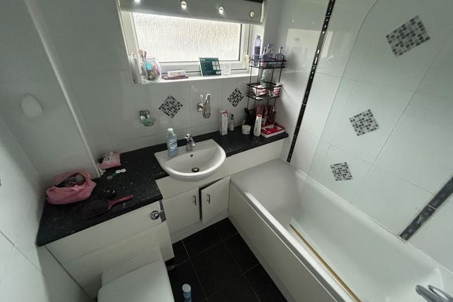 4, Torphin Crescent, Glasgow photo 4
