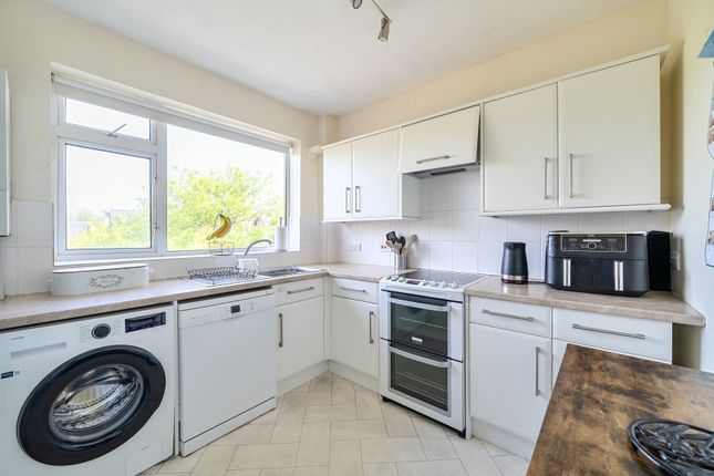 27, Glencairn Court, Cheltenham photo 2