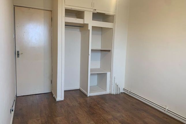 Room to rent in Hedgers Grove, London