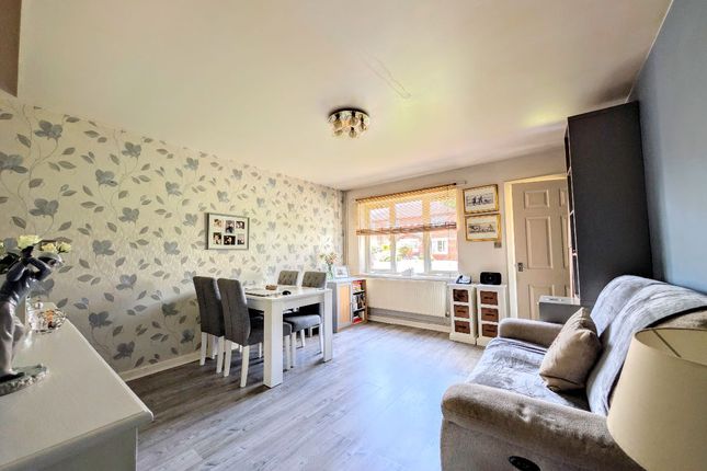 6, Wood Edge Close, Greater Manchester photo 2