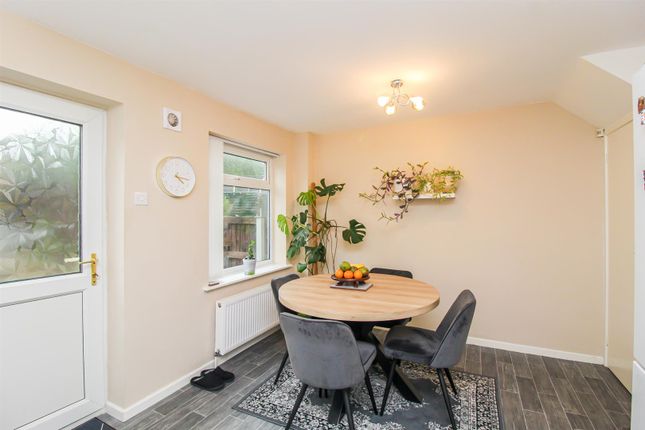 37, Hillside Close, Wakefield photo 4