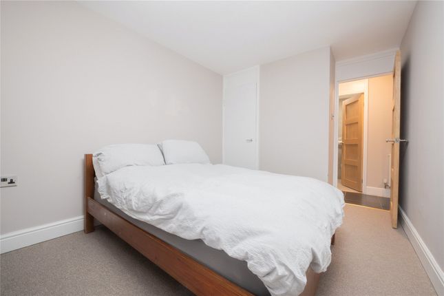 30, Ivybridge Close, Twickenham photo 3