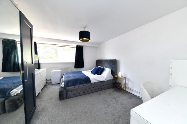 18, Sloan Court, Stevenage photo 4