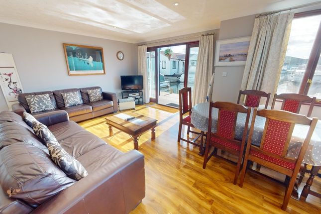 Grebe Cottage, Bridge Road, Potter Heigham photo 2