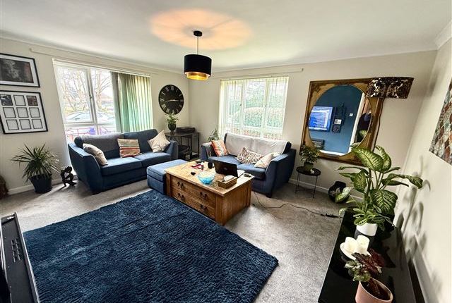 Flat 4, Hayton Court Chestnut Walk, Durrington photo 4