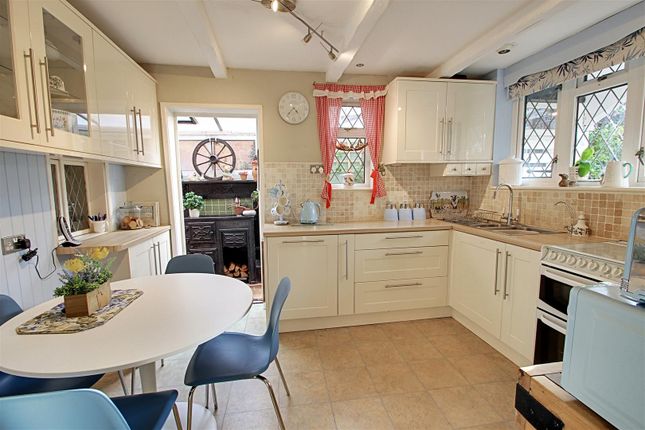 334, Toms Lane, Bedmond photo 3