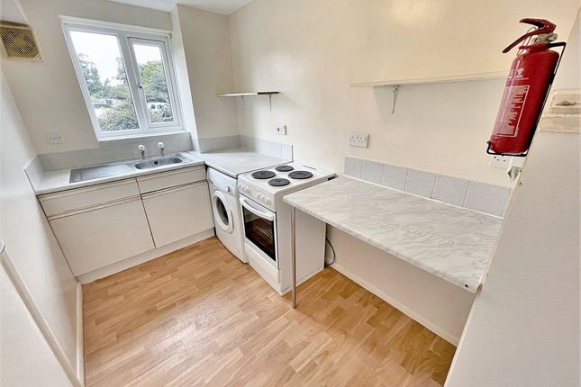 12 Honey Close, Dagenham photo 3