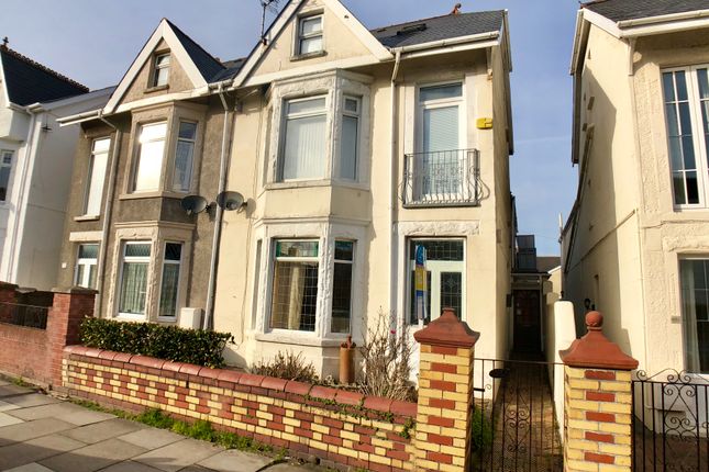 2 bed flat to rent in Victoria Avenue, Porthcawl