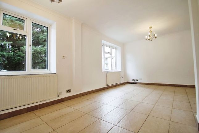 Flat to rent in Grove Avenue, Pinner
