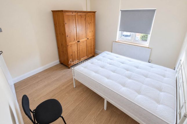 Room 2, Wykeham Road, Reading photo 4