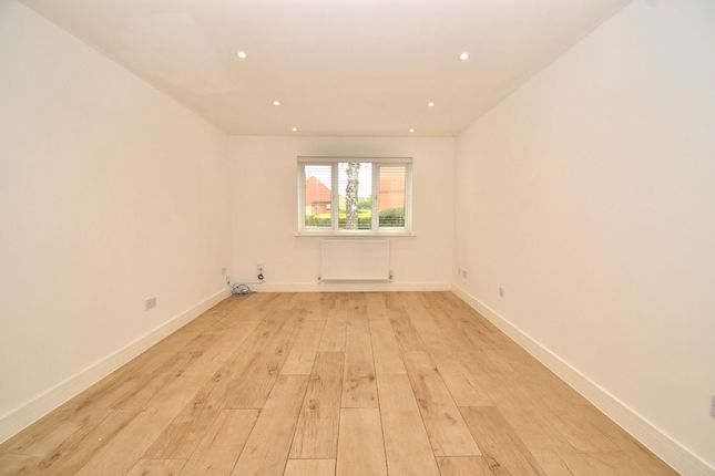 18 Bennison Drive, Romford photo 4