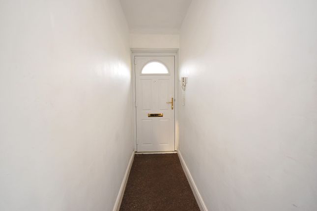 15, Sutton Gardens, Barking photo 4