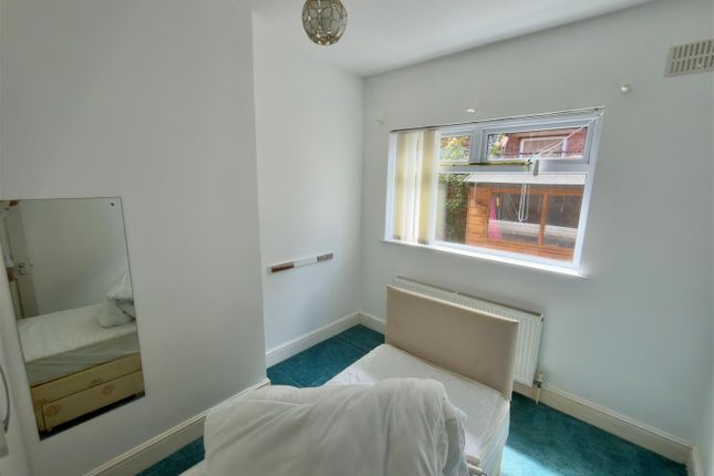 Flat 2, 47, The Avenue, Totland photo 4