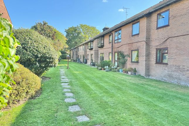 30 Old Common Gardens, Locks Heath, Southampton photo 3