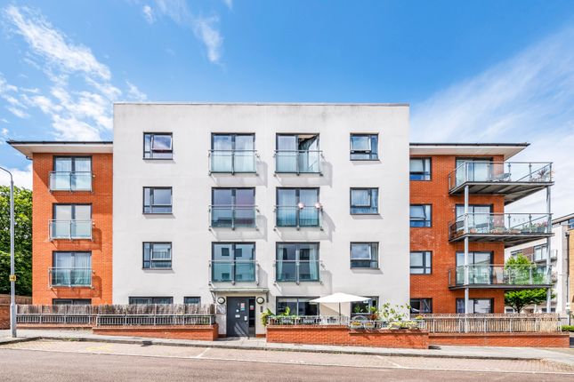 Flat for sale in Oakwood Close, London