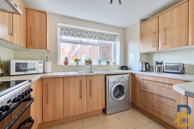 4 Tyrells Close, Upminster photo 2