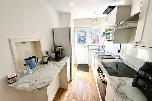 40, Elm Road, Chessington photo 3