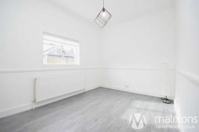 Terraced house to rent in Brightwell Crescent, London